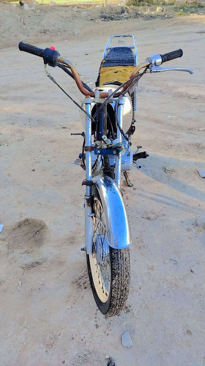 السلام عليكم دراجه للبيع المكان سده الهنديه السعر ٢٠٠ وبيهه مجال والشراي يتصل ع هاذا الرقم ***********
