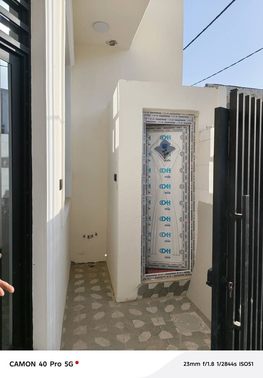 السلام عليكم 🏚️
🏠دار للبيــــــــــع    طابو زراعي سند ٢٥
فـٓــــي   
محيزم  ٤ / شارع العلويه شريفه الجديد
____________
المساحه ١٠٠ متر 

زيرو استلام مباشر 

________________
🧱تفــاصيــل 
غرفـــــ عــدد ٢وصالــــــــــة وهـــــــــــول ومطبــــــــخ  ومجـمــــــــع صحــــــــيات  داخليـــــة  وخارجيـه ومنــــور 

___
__________ 
 💲متوفر كافه الخدمات / /  /ماء/ كهرباء/ 
_______________
مـراسلـه الــصفحه او زيـاره     #مكتــــــ ب القمه للعقار
#الكائــــــــــن
فـــي شارع ٨٠ شارع العلويه شريفه الجديد  ___________________________________
📲***********
________________________________
