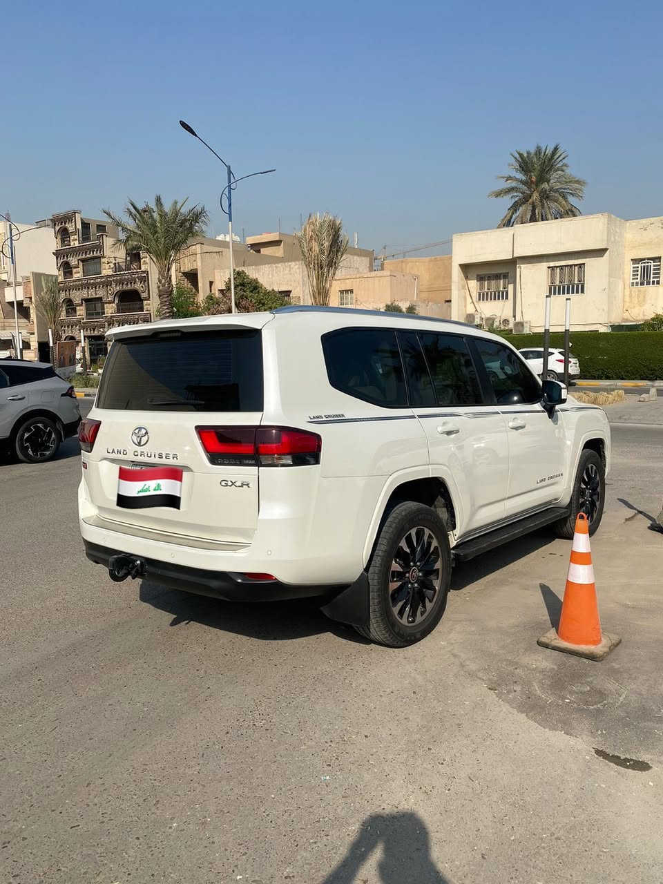 السلام عليكم 

لاند كروز GXR

موديل 2023 شركه ساز 

ماشيه تسعه الالف ( 9000) كم 
مواصفات 
فتحه 
تطبيق 
كراسي 2 كهرباء 
جلد 
تبريد كشنات 
شاحن واير ليس
سلكت سبيد 
فور ويل 
هاند بريك بصمه 
تشغيل عن بعد / بصمتين
بعد هوايا مواصفات 

السياره مكفوله كفاله عامه عدا شخط باب عكس السايق ومكحل وممبين السياره عل ايدي وباسمي 

السعر 66,500 $ 
مكان السياره بغداد 

‭0781 849 1991‬
