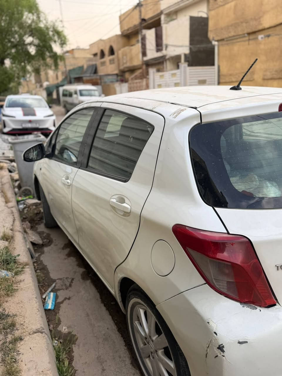 للبيع 🚗
يارس 2013 هاتشباك لون أبيض 🤍  
السيارة بحالة واستعمال يومي مرتب

🔹 محرك اقتصادي جداً بالبنزين  

🔹 كير ممتاز  
🔹 حداده صدر جديد  
🔹 صالون نظيف  
🔹 إطارات جيدة  
🔹 السيارة ما تحتاج شي
كير ومحرك كفاله عامه
الموديل: Toyota Yaris 2013 Hatchback  
اللون: أبيض  
مكان السياره بغداد 
الرقم: (***********)  
السعر: (80 $) قابل للتفاوض للجادين
