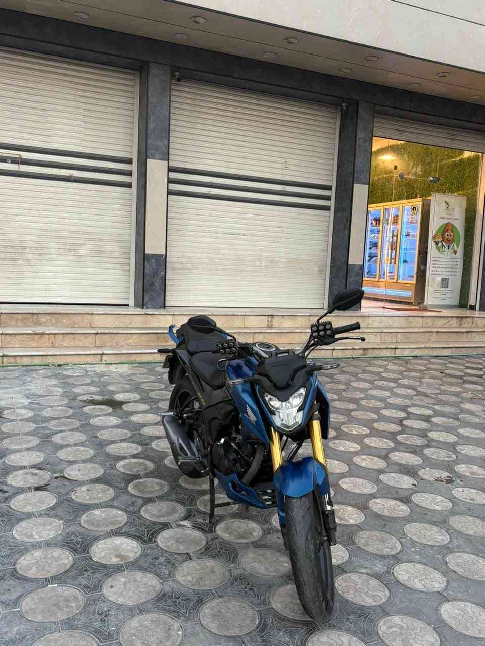 هوندا  هورنيت CB.200
2024. مستلمه من عجله الخليج سنه 2025
ومحول رقمه انكليزي بهاي سنه وهزه جديد
يعني اروح بس اني وياك نحوله بدون دراجه
كير 5 نمر نظام.بطح ١ جوه باقي فوك
تاير خلفي مقاس 150 جديد 
الامامي كذالك جديد
لارجه ولامشاوط.مثل الجماعه😅
بريك امامي abs
بريك خلفي دسك 
نوزل ونظام توفير الوقود
دبل عكس يعني ماكو طسه 
فقط لايت لد احترك عندي
وباقي كفاله شرط الفحص 
وكلشي كدامك بلصور 
السعر ٣ مليون و٥٠٠ 
بغداد شارع قرب الجامعه المستنصريه
Speeedgarage
***********
