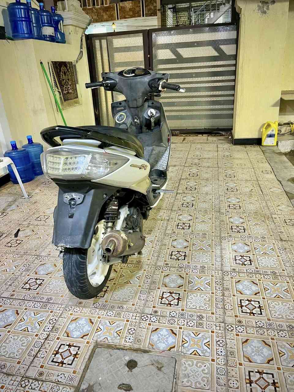 سكنس فحل طلاعات 
بيها صدر وفج
وصالنصه صجميه
وكور تتمارك 
وعنبار ويدات
وكلجات كوسو 
وعضمه رياضي 
وفراك 
وجويتر جبير رياضي 
مكينه ممفتوحه ممعروفه شلعتها حلوه 
950 وبيها مجال قليل 
***********
