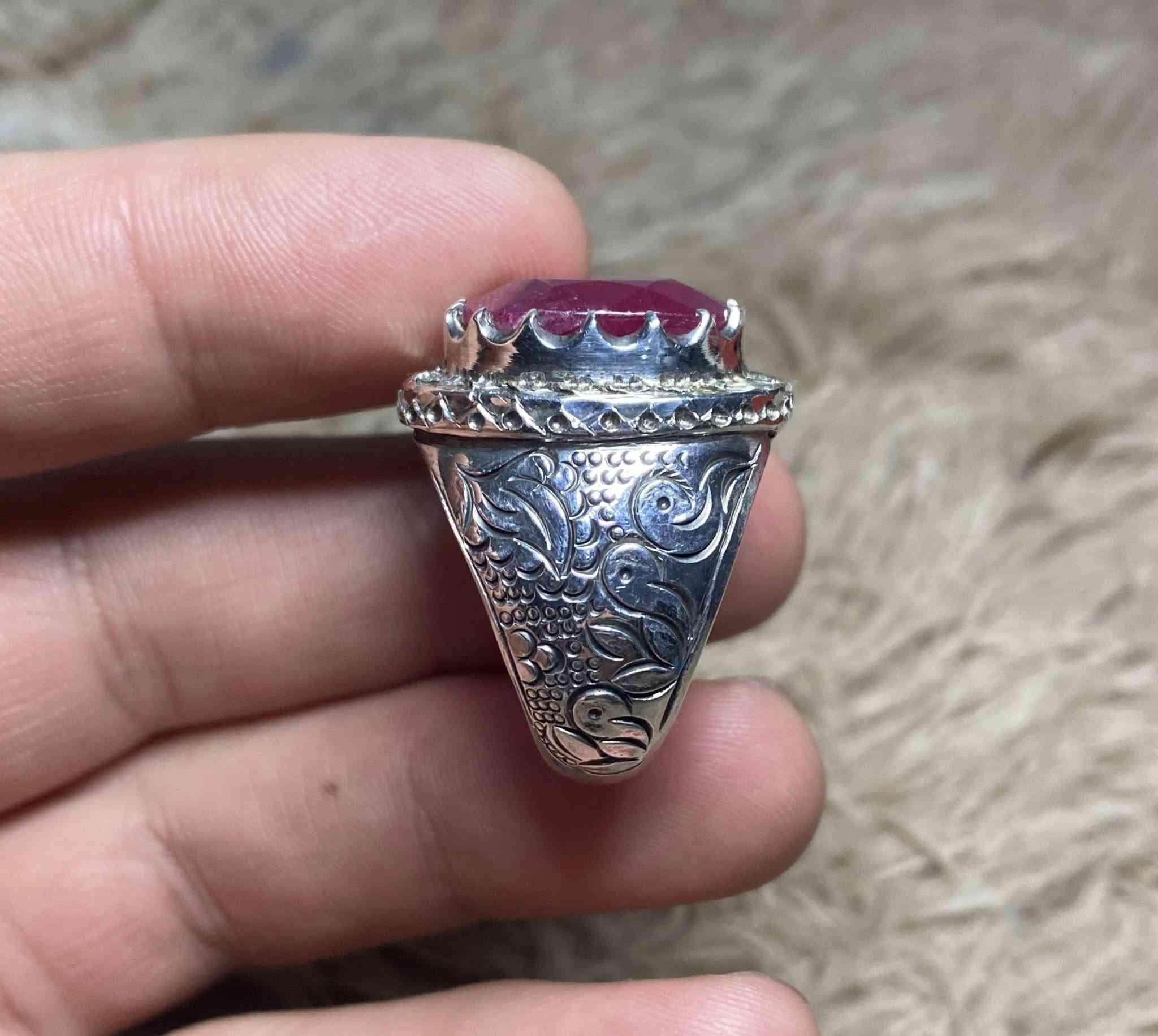 السلام عليكم خاتم ياقوت افريقي خشن صياغه ثقيلة قلم زني وزن الخاتم (18غ) قياس الخاتم(23) للبيع فقط ويوجد توصيل ***********
