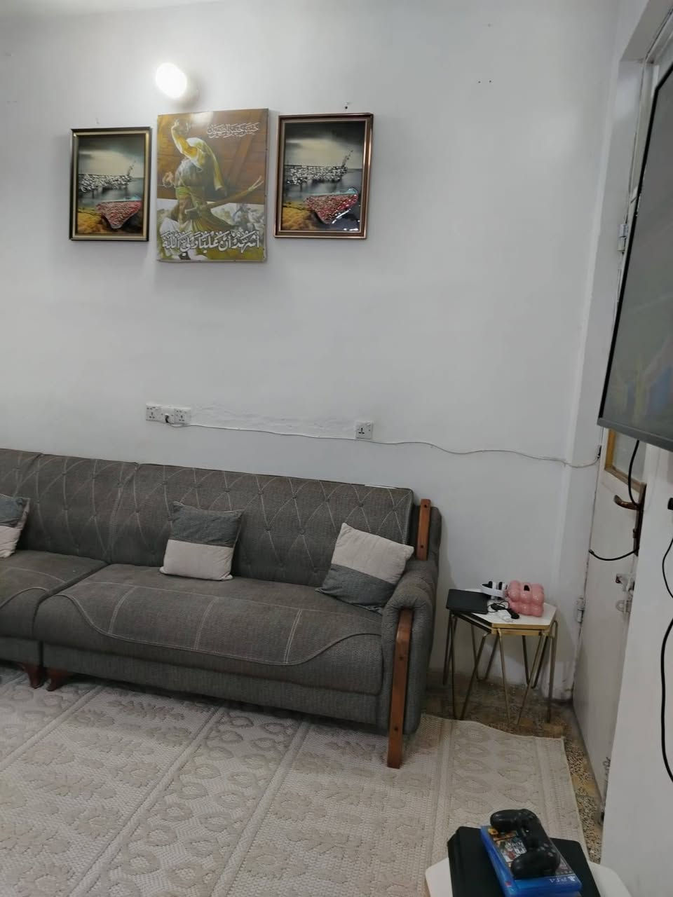 سلام عليكم/ للبيع /قطاع الثالث 
خلفيه 80 متر بناء جديد سنه 2022
تحتوي 👇
1- غرفه 2
2- حولي مطبخ مشترك 
3- منور أمامي 
4- منور خلفي
5- حمام توليت مشترك 
6- بيتونه كبيره 

وتساب موجود  ***********
