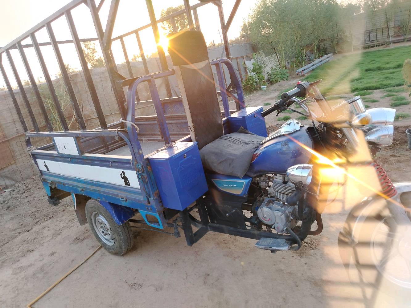 ستوته بحالة جيدة جداً للبيع. اللون أزرق وتتميز بمحرك قوي يتناسب مع الاستخدامات المختلفة. التصميم يوفر راحة أثناء القيادة وسعة لتحميل البضائع أو الركاب. مناسبة للتنقلات اليومية أو العمل التجاري.