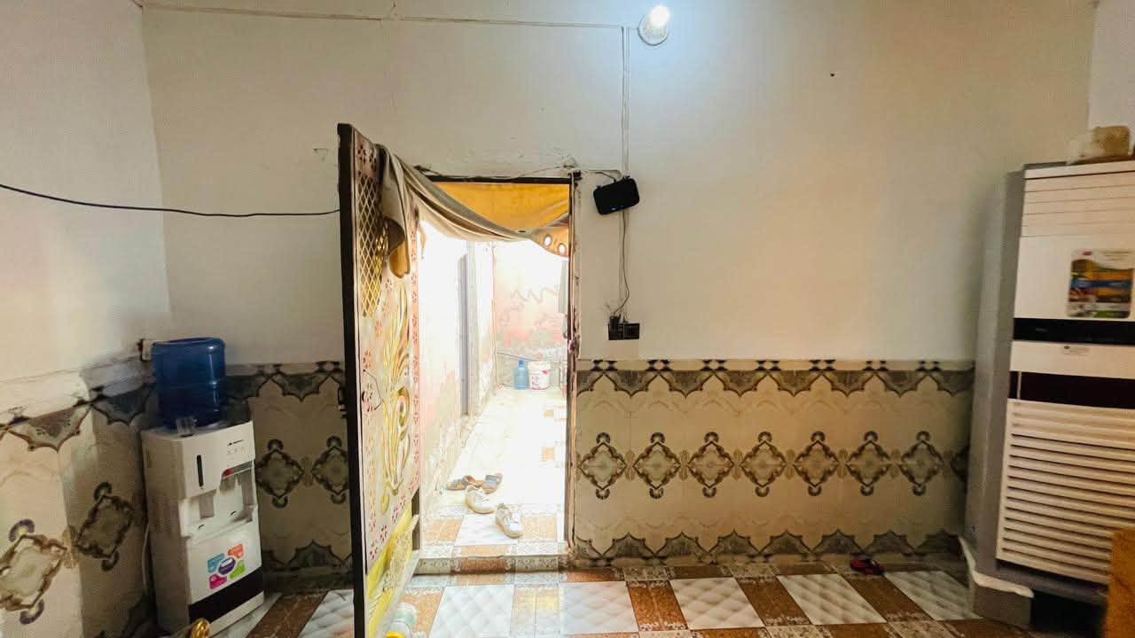 بيت زراعي للبيع
مساحه 150 متر 

طريق سوك فضليه نزله لامام الباقر 

ثالث بيت عن تبليط نازل 

يتكون من غرفتين وصاله واستقبال ومطبخ وصحيات داخليه وخارجيه وساحه 

بناء بلوك سقف عكاده 

السعر جدا مناسب 25 وبيه مجال للشراي

لاستفسار والتواصل خاص او على الارقام لتاليه

ابو امير  :  ***********

منتظر حازم :  ***********

نستقبل كافه العروض الطابو والزراعي بيع وشراء في جميع مناطق سوك الشيوخ في مكتب الأمير للعقار  حي الجوادين قرب الصيدليه مباشرتا
