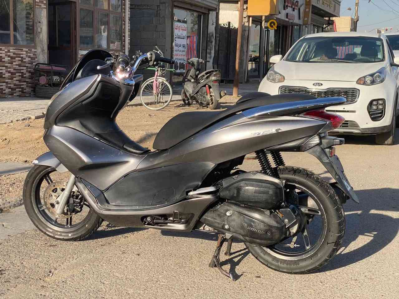 السلام عليكم للبيع دراجه pcxجيل الاول  دراجة  ماخذها رمبه الدراجه وأعلى ايدي حجم مكينه 150ياباني الاصلي دراجه جديده مال جناي وعلئ ايدي 
ياباني الاصلي دراجه كامله أستان كهربائي حساس ازدحام سويجات دراجه جديده الدراجه  احلا من الصور مال جناي المكان بغداد دراجة مكفوله اي نقص مابيه السعر خاص ***********
