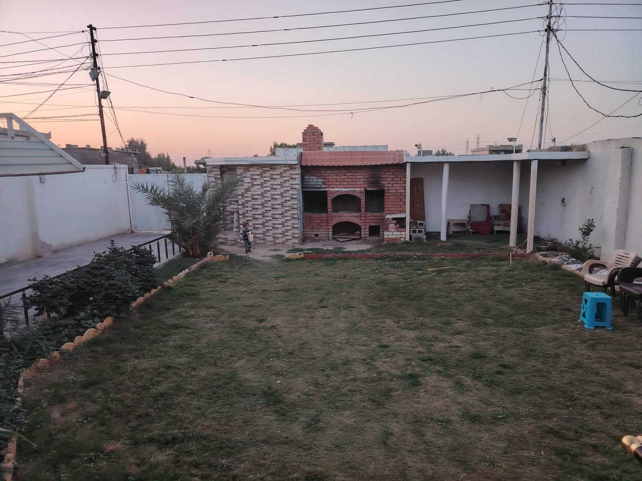 السلام عليكم دار للبيع خلف جوهره العدنان في ابو غريب عقد زراعي بمساحه 750 متر السعر  100 مليون متوفر ماء وكهرباء مولد منطقه سكنيه يبعد عن السريع ثلاث دقائق ***********.       ***********
