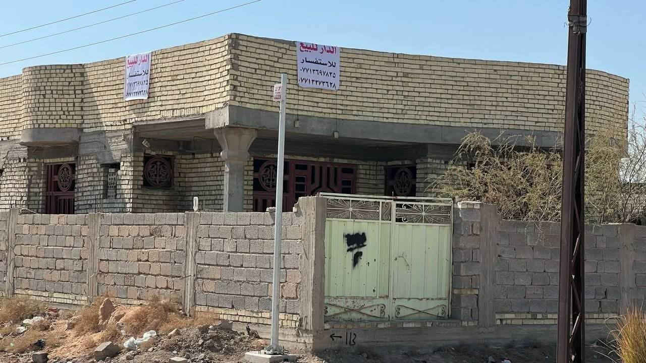 🏡 بيت سكني للبيع –80 مليون  وبي مجال  قرب شارع كربلاء (يبعد 300 متر فقط)
📍 الموقع: المسيب، الحي العسكري 21
📐 المساحة: 240 متر | عقار ركن | طابو صرف

المواصفات:
• طابق واحد
• 2 غرف نوم
• استقبال + مطبخ + حولي
• 3 صحيات (2 داخلية + 1 خارجية)
• حديقة داخلية واسعة
• يحتاج فقط بياض وأرضية

الخدمات المتوفرة:
✅ ماء
✅ كهرباء
✅ تبليط
✅ إنترنت ضوئي

مزايا إضافية:
🔹 بيع مباشر من المالك (بدون دلال)
🔹 جاهز للسكن بعد تشطيب بسيط
🔹 إمكانية سحب قرض إسكان
🔹 إيجار 300 ألف أو قسمه نصفين بـ 400 ألف

📞 للاستفسار والاتصال: ***********
