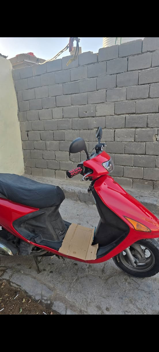 دراجة فراشة 140 ياباني للبيع دراجة اخت جديده كاملة من كلشي دراجة ماخذها من الوكيل مال باله رمبه وصل شراء موجود مثل ماموضح بصور دراجة مو مال شارع ومامتعوبه عل أيدي مداريه بدهن بانزين من المحطه كلها شغاله لايت امامي زنون شادلها لايت خلفي وسطاب اشاير هورن عداد سرعه كيج بانزين كله شغال باتري جديد توه شادلها غلاف كشن غلاف يدات تايرات جدد مكينة مامفتوحة شررط ولامجفته ولاتبخر ولانضوح شرط الفحص ماخذها ب 775 و ذابة عليها خير من الله حاليا عارضها ب 700  مكاني البصرة الزبير شراي يتصل وبالخدمة ***********

