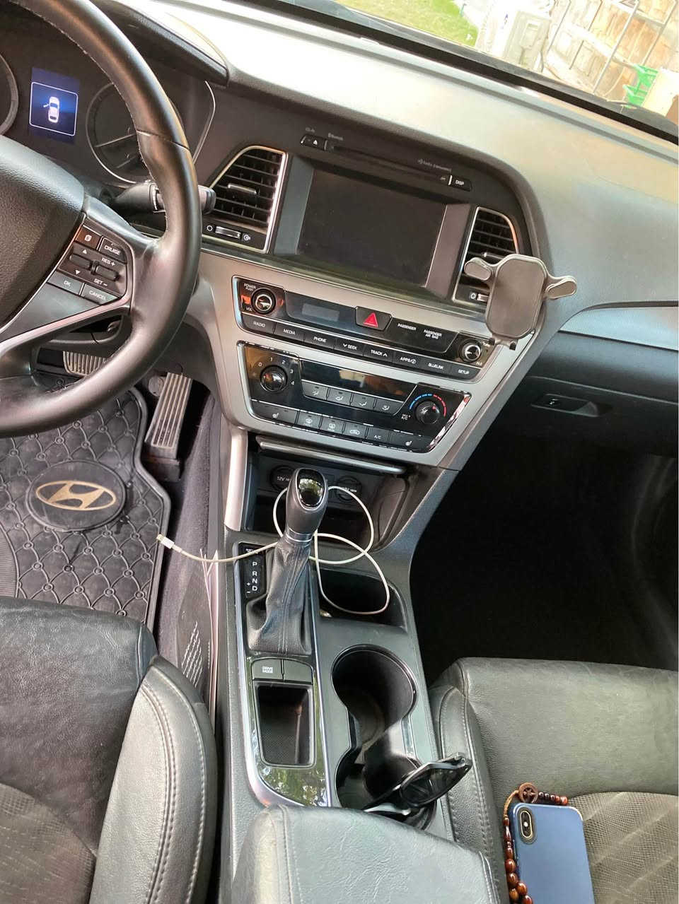 السلام عليكم 
سوناتا 2017 
السيارة وارد مكينة 2400 
ماشية 109 
السيارة جديدة كلش 
مكينة كير كفالة 
شواصي لغود كفالة 
فول موصفات لمتد 
دبل كزوز 
تحكم ستيرن جهتين شاشة كار بلي 
كشنات تدفئة 
مقاعد جلد مطعم مخمل 
السيارة ليبل واحد 
حادثها خلفي فقط وجه السبير و حتى الدعامية نفسها 
ولا قطعة صبغ 
مكانها السيدية 
*********** 
تاخذ السيارة متصرف ربع
بانزين كله محسن 
دهن اكسادو بغداد, العراق
