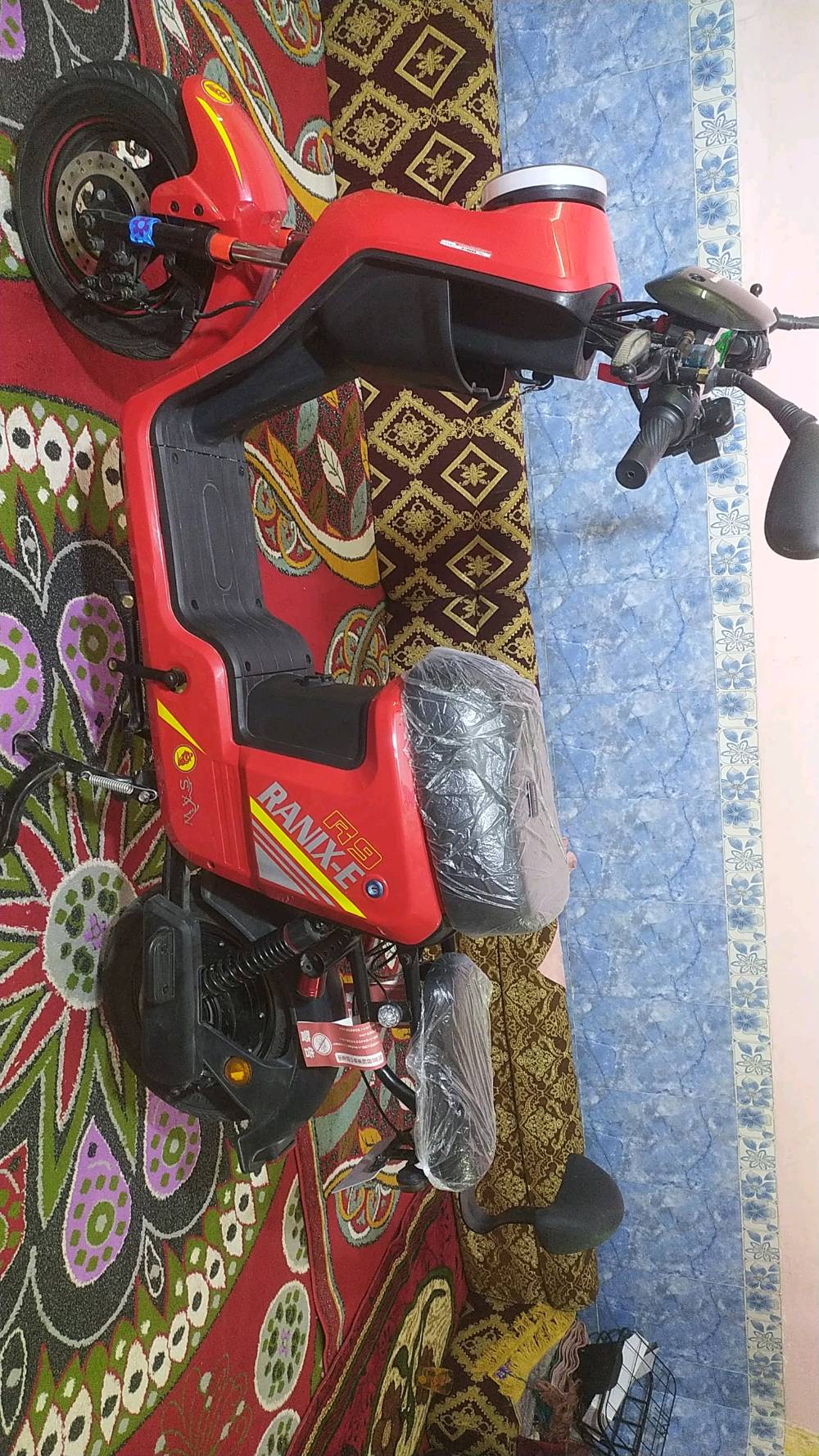 دراجه شحن R9 يوجد فيها خمس بطاريات استعمال قليل أقل من أسبوع للبيع ***********