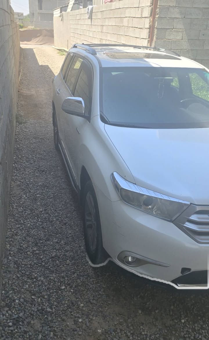 هايلندر ٢٠١١ لمتد فور ويل رقم بغداد بصمة فتحة بالسقف داخل نظيف بيها ٣ قطعتين مرشوشات ممبدلات للجمالية السيارة بيها تنقيص ورواجز للاستفسار اتصل ***********
