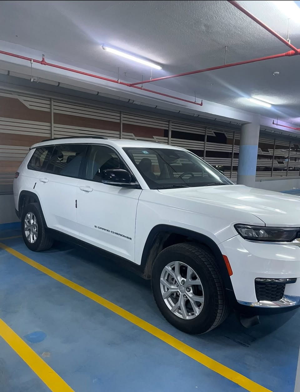 جيب گراند شيروكي فئة ( لمتد) موديل 2023 
ماشيه 13.000 km 
لون - ابيض ( استيراد شخصي ) 
حادث خفيف - جاملغ وجزء من البنيد 
استبدال قطع بلادية ( جاملغ - بنيد ) 
تبديل دشبول كامل 
السيارة تعرضت حالوب في بغداد جزء من القمارة 
وتم اصلاحها بنطام PDR 
السيارة بدون اي نواقص واستعمال كلش قليل 
المواصفات 

* دفع رباعي 4x4.
* قيادة ذاتية عند المنعطفات.
* رادار امامي مع مانع تصادم.
* تحذير الخروج عن المسار.
* مستشعر نوم السائق مع نظام التوقف الآلي.
* تحذير النقطة عمياء .
* نظام تحذير عند التقاطعات.
* نظام تحذير عند تجاوز السرعة المحددة.
* إنارة محيطية.
* تعديل وضعيات مقود السائق كهربائيا.
* نظام الصوت 9 سماعات Alpine.
* شاشه كبيرة 10.1 انج.
* نظام الخرائط (GPS).
* عرض خرائط الطريق على لوحة القيادة.
* لوحة القيادة بقياس 10 أنج.
* المصابيح الأمامية LED.
* كشافات الضباب LED.* دخول ذكي.
* بصمة على 5 ابواب للدخول الذكي.* تشغيل عن بعد.* الصندوق الخلفي كهربائي.* فتح الصندوق الخلفي مع حركة القدم.
* ذاكرة لحفظ وضعيات الجلوس للسائق 
* المقاعد الأمامية كهربائية.
* المقاعد الأمامية تدفئة.
* المقاعد الخلفية تدفئة.* السياره 7 راكب 
* انارة داخلية LED  
تبديل بنيد وجاملغ 
رقم بغداد مشروع وطني 
السعر 35.000$ 
للاستفسار ***********
