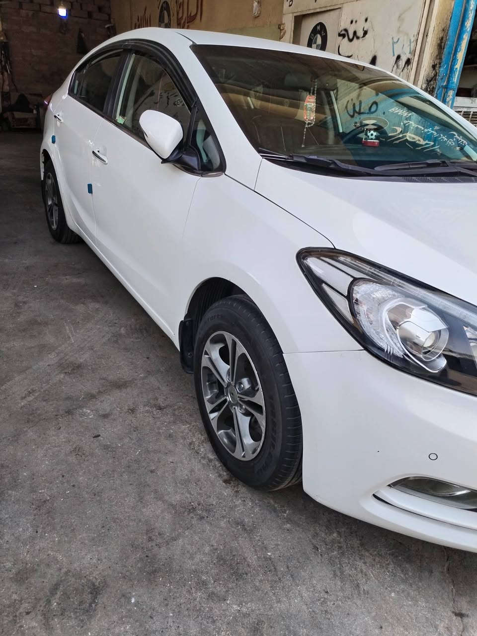 السلام عليكم كيا سيراتو للبيع مديل 2014 مكينه وكير شرط تيرات جديده طخم امامي وخلفي كله جديد السياره جاهزه اي نقص مابيها كابون بانزين بيها صبغ نص جاملغ امامي فقط بدون دواخل لايت وبك لايت لد رقم أربيل السياره جديده وحلو السعر 121 وبيها مجال مكان السياره موصل أيسر موبايل *********** كورك ***********
