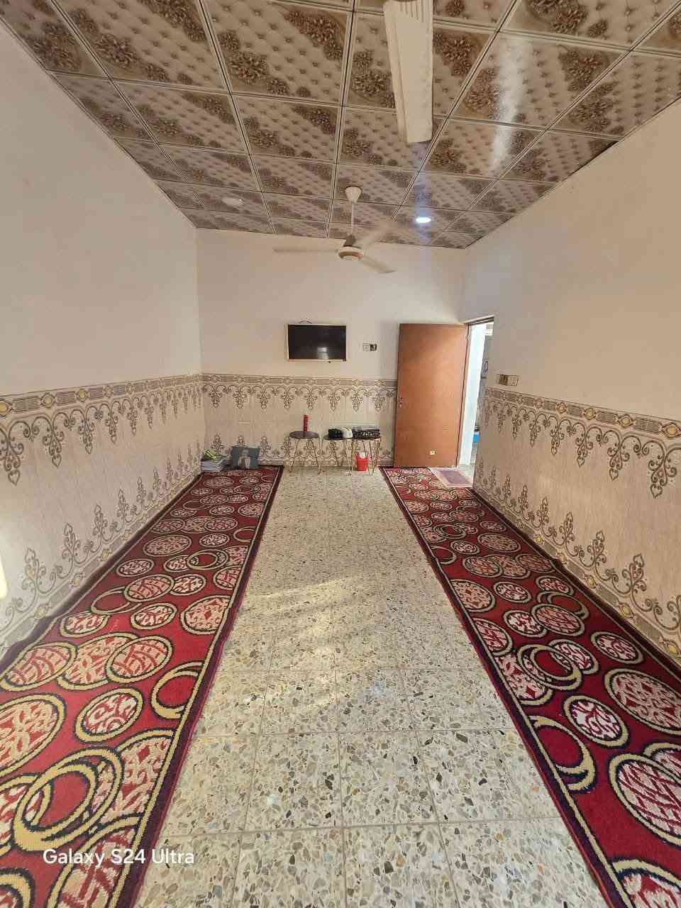 دار 100 متر للبيع 
مقابيل باب خرؤج المطار وتنزل مسافه 100 متر 
الاساس تجعيب طابوك السقف عكاده 
البناء بلوك 
سقوف ثانوية 
سيراميك 
يتكون من 
غرفه وصاله ومطبخ واستقبال 
وصحيات داخليه وخارجيه 
ومنور ع طول الصاله 
بدون دراج وبدون ستاره يعني تشاريف 
تفاصيل أكثر خاص 
رقم صاحب الدار ***********
مندوبه ام جنه
