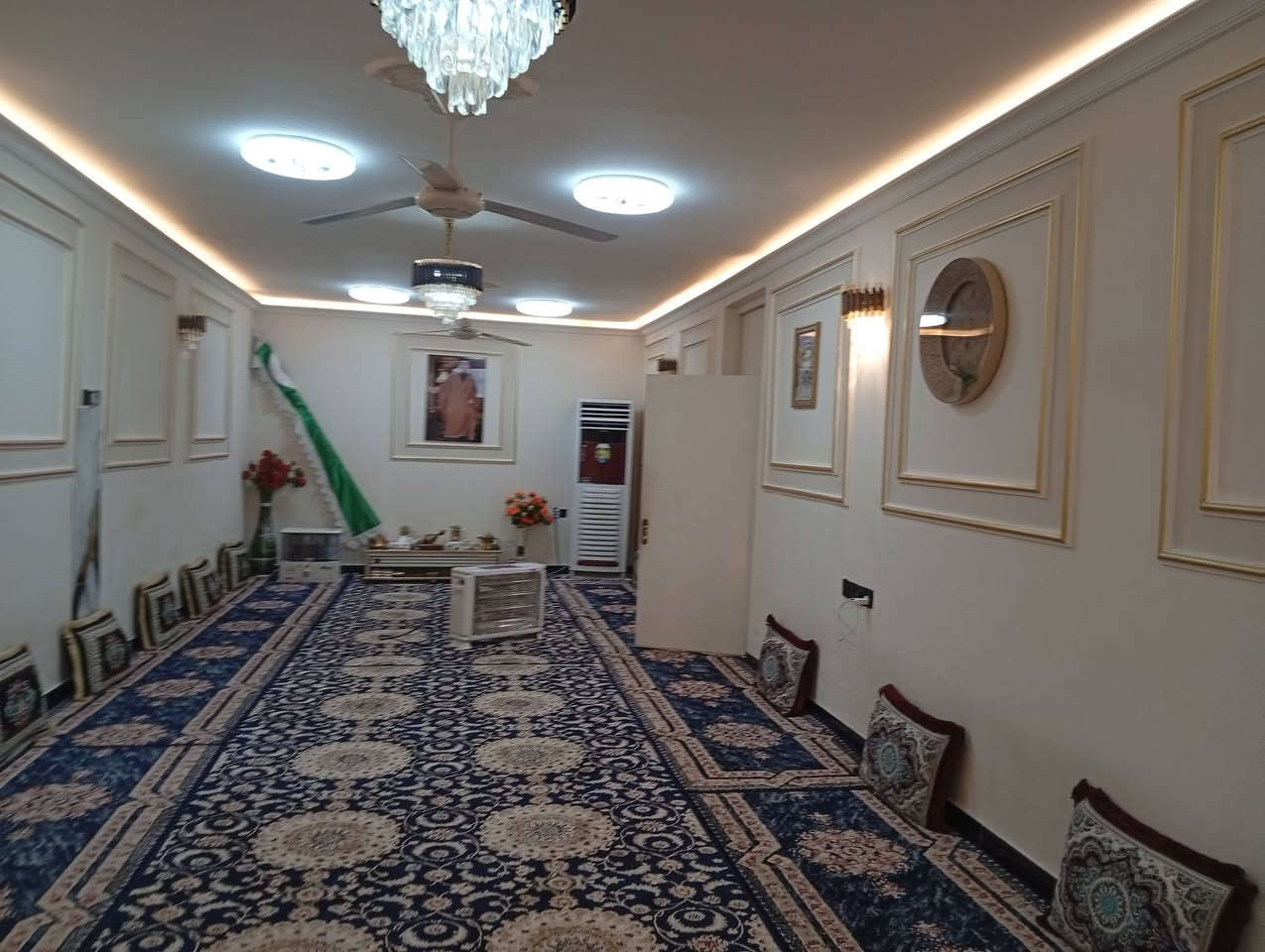 سلام عليكم يعلن لديكم مكتب دلاليه الجوادين لبيع وشراء العقارات بيت مساحه 250 متر العنوان سبع قصور شارع ابو علي قرب جامع الحمزه الاستفسار على الرقم***********
