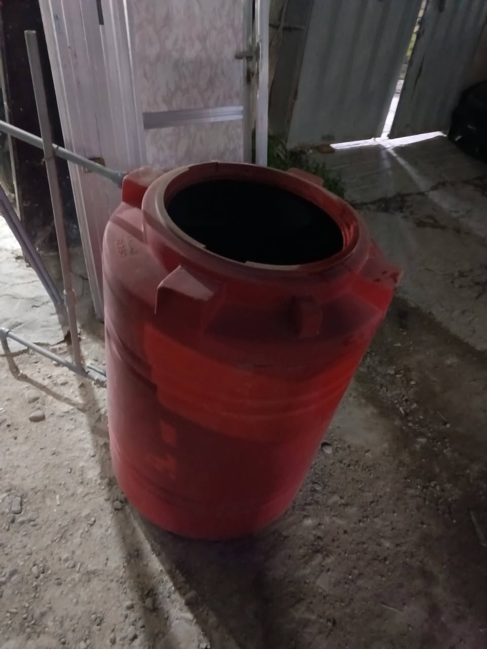 سلام عليكم شباب غراض البيع كلهن نضاف+ تانكي ٢٥٠ نضيف+ كيزر اخو جديد تعليك+ باب  المنيوم ارتفاع مرتين والعرض80 ( مكاني بغداد الحرية ثالثه اكو توصل بكروه🚕كلمن وسعره الي ريدهن يجي خاص *********** 📞📞
