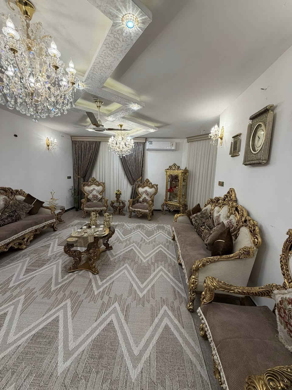 🏠 / دار للبيع المساحة ٢٠٠ م طابو صرف 

                     واجهه ١٠ م / نزال ٢٠ م

🧱 بناء نظيف جداً  

الطابق الاول / مطبخ . أستقبال  . هول .غرفة نوم  . مجمع  صحيات  . كراج كبير . صحيات خارجية

الطابق الثاني / ثلاث غرف نوم . هول . مجمع صحيات 

🌏 الموقع / حي الشهداء الاولى مقابل مستشفى التركي خلف قرية مول   

                        ( ٥٠ م يبعد عن شارع ٨٠  )

#لمعرفة_السعر  (((مراسلة الصفحة )))

 للأستفسار أكثر مراجعة مكتب 

#بشار_للعقار_والمقاولات بداية شارع الحسينية من جهة شارع ٦٠ او الاتصال       

***********.   ***********
