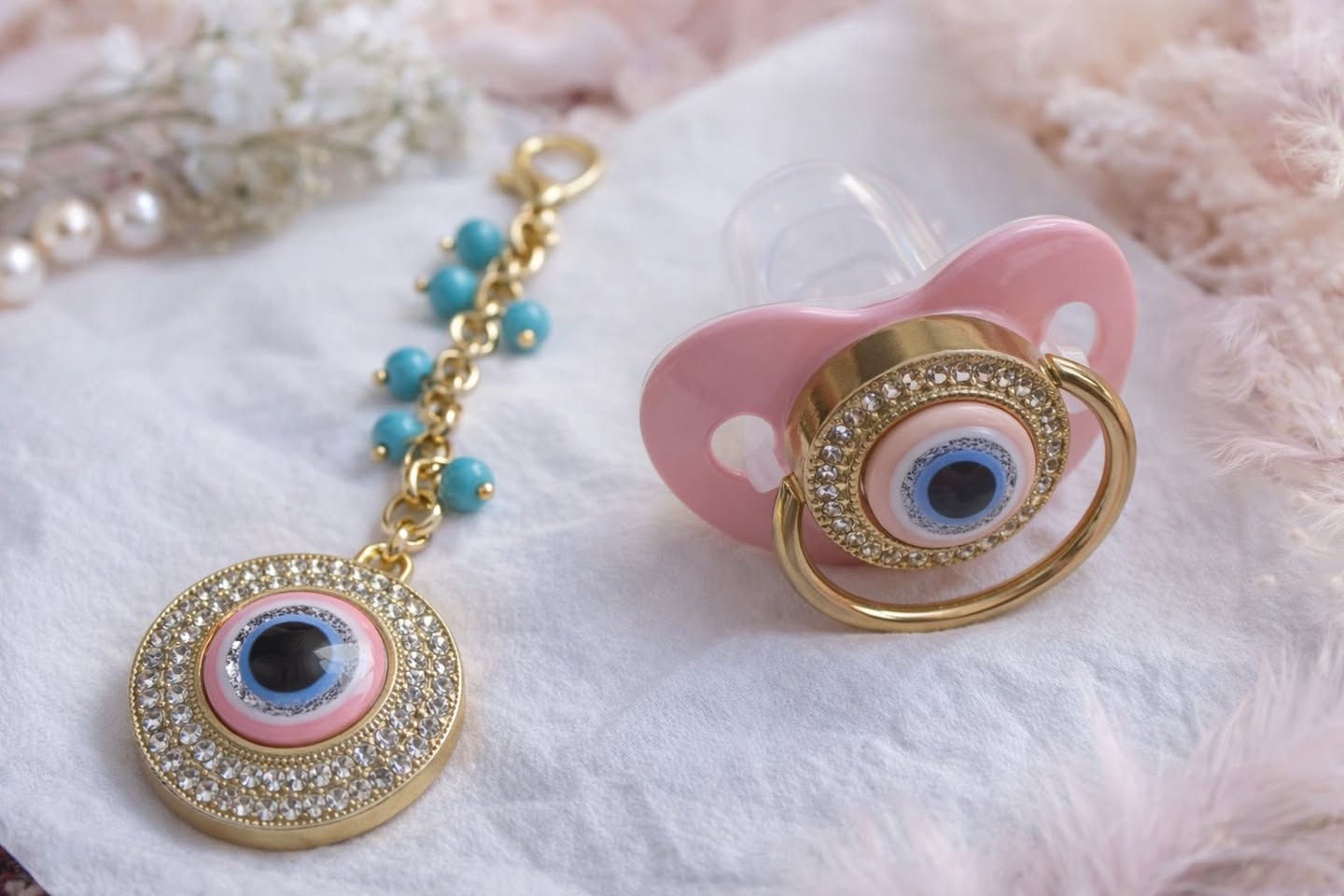 الخيار الأول: الطابع الملكي (للتميز والفخامة)
العنوان: لأميرك الصغير.. فخامة تليق بالبدايات! 👑
لأن طفلك يستحق الأجمل، قدمنا لكِ طقم "اللهاية الملكية" المصمم بدقة فائقة.
• اللهاية: بلون أزرق ملكي والوردي والابيض مرصعة بكريستالات براقة.
• التعليقة: مزيج ساحر من الأحجار الطبيعية ورموز "العين" التقليدية لحمايته بأناقة.
• التفاصيل: ميدالية الأقدام الذهبية التي تخلّد أجمل اللحظات.
✨ اجعلي إطلالة طفلك الأولى ذكرى لا تُنسى.
للطلب والاستفسار، تواصلوا معنا عبر الخاص. 📥


**إذا كنت صاحب هذا الإعلان وتريد حذفه لأي سبب، رجاءا أرسل رسالة إلى الدعم الفني**