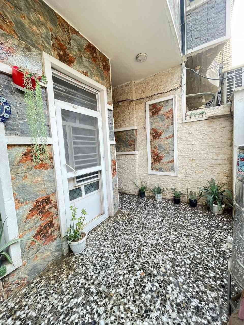 السلام عليكم
بيت 100 متر في حي البساتين شارع احمد الوائلي الواجهه 6 ( خدمات وتبليط ) 

طابو زراعي سند 25

محتويات البيت
الطابق الاول (استقبال و مطبخ وترك وغرفة نوم وحمام وتواليت 2 ) 

الطابق الثاني
(غرفتين وصالة وحمام وتواليت)

الطابق الثالث
(مخزن وسطح )
( السعر 180 ) مع غرفة النوم لون بيجي + الكاونتر 

للإستفسار الاتصال على الرقم (***********)
