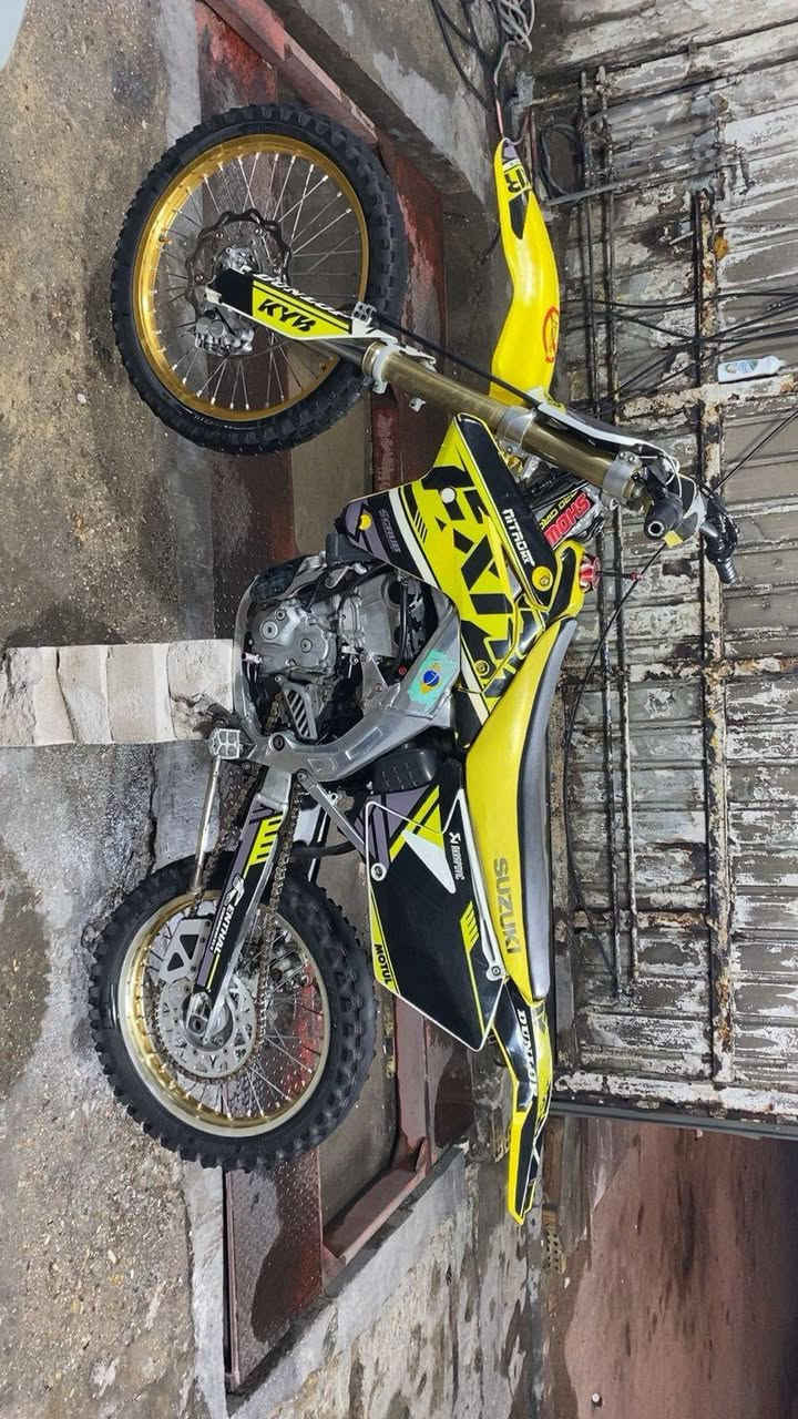 سلام عليكم للبيع SUZUKI RMZ 450cc Super cross موديل 2010  اكبر حجم عميه مال حلبات دراجه كامله من كلشي بيها صالنصه رياضي بيها ستيرن اصلي وعتله كير رياضي وقبق بانزين ويده كلج اصليه وفلنجات اصليه وموشمه تغليف اصلي هم دراجه قطعه مختلفه وقويه حيل مكاني بغداد رقم (***********) مو شراي لتسئل وتعبني فدوه اروحلك💛🤘🏻
