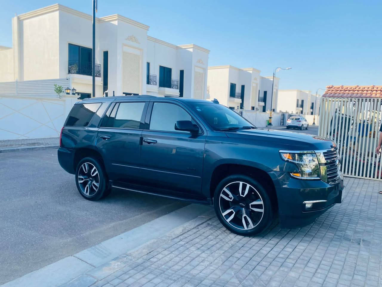 السلام عليكم للبيع تاهو فئة RST بريمير موديل2020 وارد امريكي سونار مرفق بالمنشور ممشة السيارة (65) ميل فول مواصفات واحد على واحد اعلى فئة بالتاهو 
فول رادار +فول حساس 360درجة عينة ليزرية فول كهرباء كشنات امامي خلفي مع تبريد وتدفئة بالكشنات فتحة سقف +شاشة سقف كار بلي شحن واير لس دبل قاصة +ثلاجة شفتات بالسترين جنطة كهرباء وبية هواي مواصفات لا تعُد ولا تحُصى علماً السيارة جديدة وجهاز من كلشي +جهازة من تبريد و حدادية و تخم تاير و محرك و كير رقم بغداد انكليزي جديد سنوية لغاية 2028 تحويل ثاني يوم السعر 295 مع المجال البسيط عنوان السيارة كربلاء المقدسة للاستفسار اكثر 
الاتصال على الرقم التالي ***********
مكلف بالنشر 
(بيع فقط بدون مراوس )
