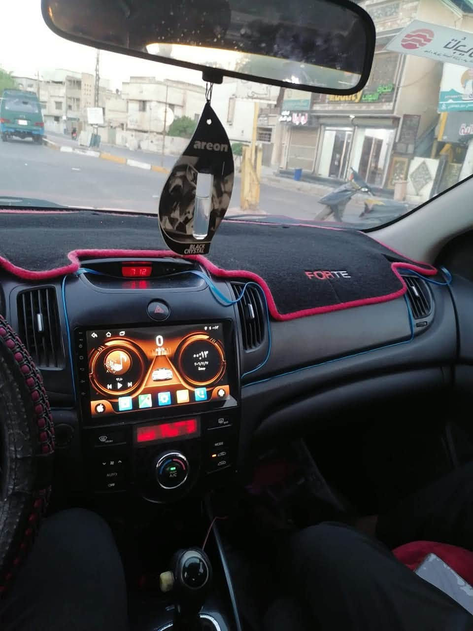 للبيع كيا سيراتو موديل ٢٠١٢ اللون ماروني كير اوتوماتيك رقم بغداد انكليزي هزه جديده سنويه جديده تبريد ثلج بيها ضربه تصليح بارد بالجاملغ الخلفي وشويه من الباب الخلفي وطخه تعديل بارد الجاملغ الأيمن شويه شبر تقريبا،، سياره كامله بيها شويه جراد بنيد وصندوك شرط تحويل ثاني يوم للاتصال ***********/بيها كيرين عادي بالكير الاوتو وكير عادي تحكم ستيرن رياضيه. السعر ٨٧
