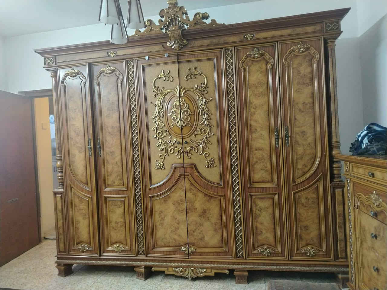 بسيديه وسعر خاص  ونضيفه وخشب ثقيل جدا


**إذا كنت صاحب هذا الإعلان وتريد حذفه لأي سبب، رجاءا أرسل رسالة إلى الدعم الفني**