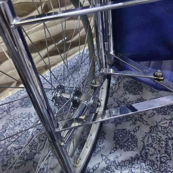 كرسي متحرك لذوي الاحتياجات الخاصة صنع ياباني مقعد 42 تاير 24 نظافة تامة. متانة جودة تحمل جداً عاليه استعمال يابان فقط الاتصال او المراسلة ***********
