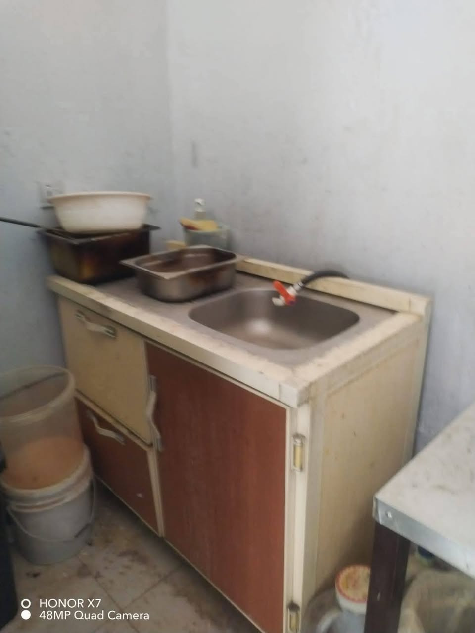 سلام عليكم 
عندي غراض مطعم للبيع 
ثلاجه  عاطله ما اعرف اشبيها 
سقيفه 
ميز 
طباخ 
وسنك 

العنوان بغداد الدورة 

رقم الهاتف ***********
غير متواجد على الفيس
