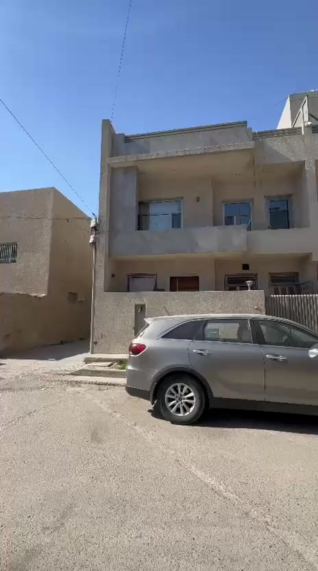 للبيع _للبيع 

بيت مساحة ٧٥ متر ركن واجهه ٧.٥ متر نزال ١٠ متر 

حديث طابقين بموقع مميز

 الطابق الاول : صالة مطبخ خدمات منور 

الطابق الثاني : غرفتين نوم وخدمات با الاضافة الى

 الارضيات مرمر وجميع الشبابيك المنيوم 

زيونة _ محلة ٧١٠ 

للاستفسار ***********

يوجد واتس اب
