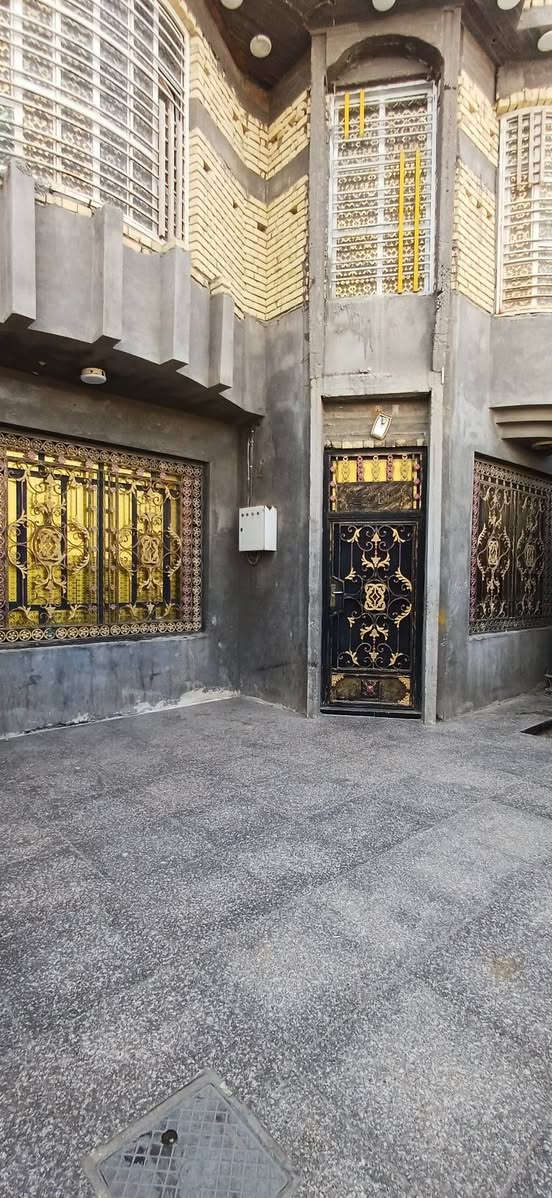 بيت  طابقين مساحه200 واقع حال(220) على شارع 30 مقابيله خدمات(ساحة فارغه) الجيران حلوين وهادئين الطابق الارضي يحتوي على 
 غرفتين 4×5
صاله.     8×5 
مطبخ.   4×6
ديوانية 7.5×4
بالاضافه الى صحيات خارجيه وداخليه وطارمه واسعه تشيل سيارة ونص والطابق الثاني يحتوي على غرفتين كبار وصاله وحمام
موقع حي الشرطه 74 مقابيل الطاك  يبعد عن شارع القائد 300 متر
تواصل***********
    او   ***********
