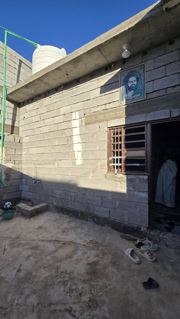 السلام عليكم،
نود إعلامكم بتوفر عقار للبيع.

**تفاصيل العقار:**

*   **نوع السند:** طابو زراعي، سند 25.
*   **المكونات:** يتألف العقار من ثلاث غرف، ديوانية، صالة، مرافق صحية داخلية وخارجية، بالإضافة إلى كراج.
*   **الملاحظات:** يحتاج العقار إلى أعمال اللبخ والبياض فقط.
*   **الموقع:** شارع معمل الشيخ.
*   **السعر:** 60 مليون دينار عراقي، قابل للتفاوض.

للاستفسار، يرجى التواصل مع السيد أبو عباس على الرقم: ***********.
