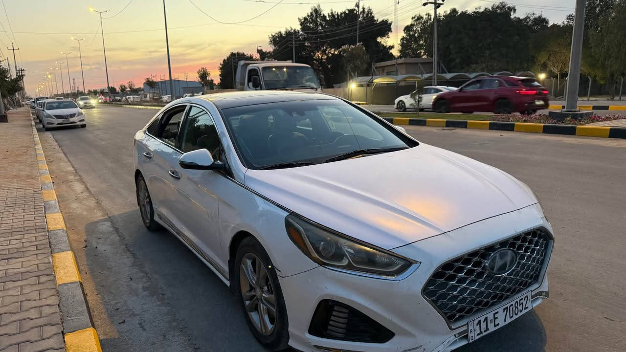 سلام عليكم 
سوناتا 2019 سبور
رقم بغداد بأسمي
محرك 2400gdi
ماشية 90 الف ميل 
رادارات+كامرة
كشنات جلد غرفتها جديدة
كير شفتات بالستيرن 
كار بلي 
فتحة 
هواي مواصفات بيها
سونارها بالصور حادث امريكا بالصور طخه زغيرة بالدعامية
سلبياتها المعروف بمحركات gdi ينقص دهن هذي السيارة كل 1000 كيلو تنقص لتر 
الشي الثاني بيها تكشير قمارك وبنيد تقريبا شبر منزل صورهم واني غلفتهم فابلون حته لتخرب السيارة،بس ذني الشغلتين بيها 
والباقي مناقصهاذ كلوب ومابيها اي خلل 
السعر 125 ورقة وبيها مجال بعد متجي وتشوفها وتقنع بكلشي 
ترهم مراوس حسب القناعة
رقم تليفوني
*********** بغداد, العراق
