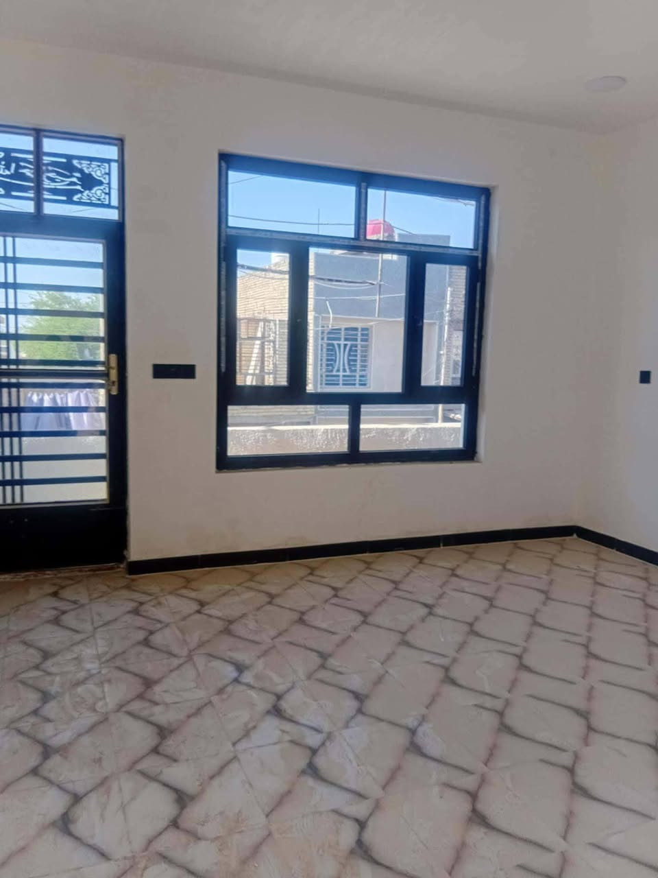 سلام عليكم دار  للايجار الشعب الجمعيات مساحه 50 قاطين بناء حديث ايجاره 500 هاتف***********
