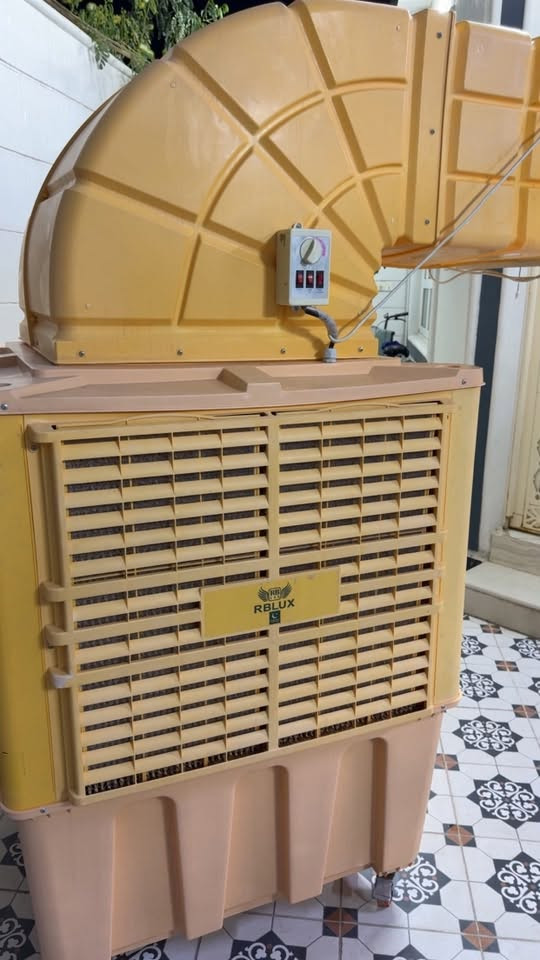 مبردة حجم كبير الارتفاع 2 متر والعرض 1 وربع متر جديدة جداً شغلتها 5 مرات فقط اشتريتها ب 850 الف ابيعها ب 550 الف ملف نحاس ارقى نوع مبردة خزان مياه كبير سبب البيع البيت صغير واحس نريد نطير من تشتغل باردة ثلج ***********
