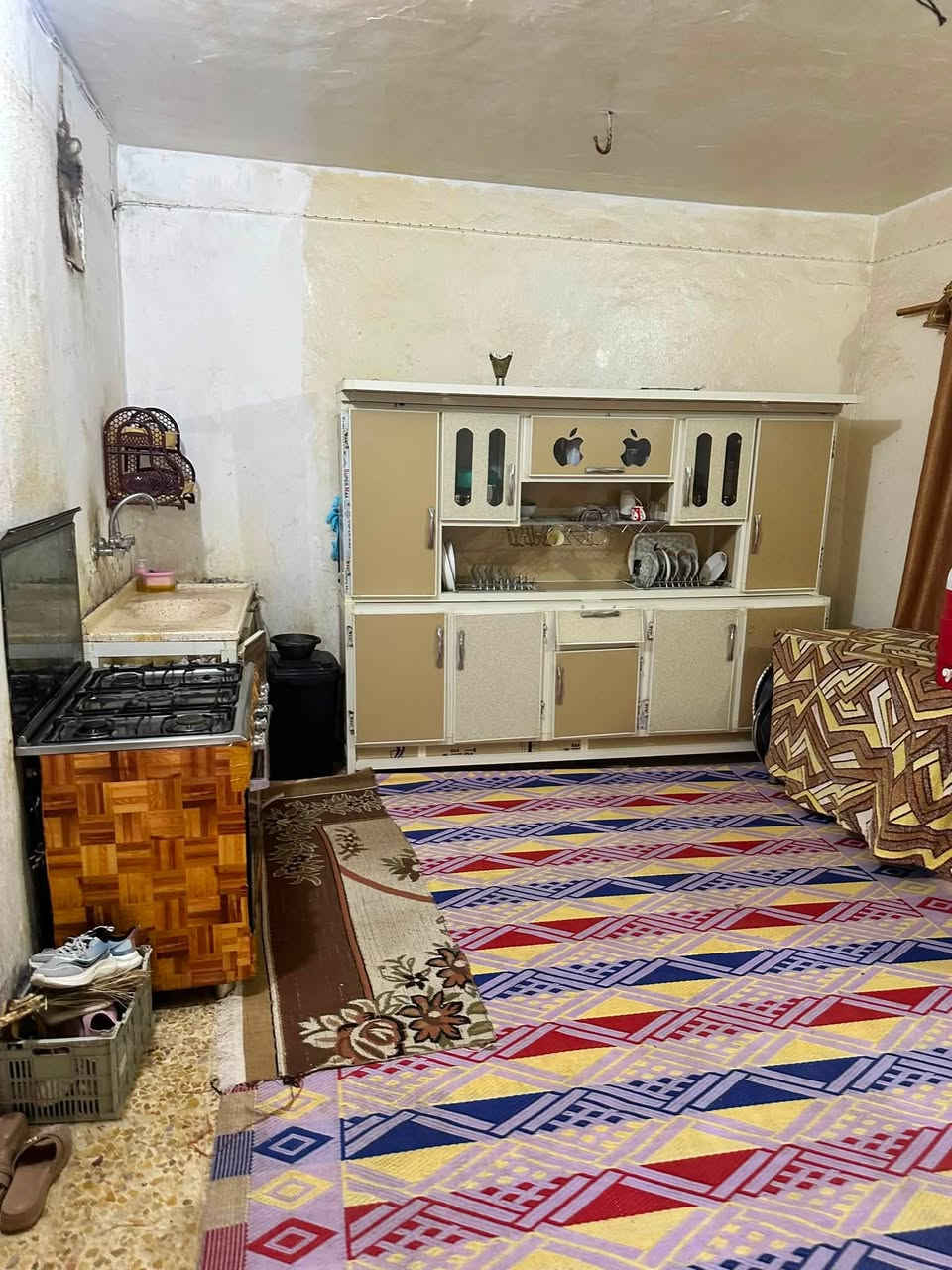 السلام عليكم بيت بحي العسكري قرب المستشفى موقع جيد مساحته 250م واجه 5-12ونزال20 مطلوب 70 للمصرف الرافدين  يحتوي على غرفتين وصاله ومطبخ وبراني وصحيات داخليه وخارجيه وكراج كبير بناء البيت متوسط مرمم ارضيه بورسلين طابوك والسقف صب جاهز لسكن بسعر مناسب للاستفسار مراسلة الصفحه او الأتصال ***********
