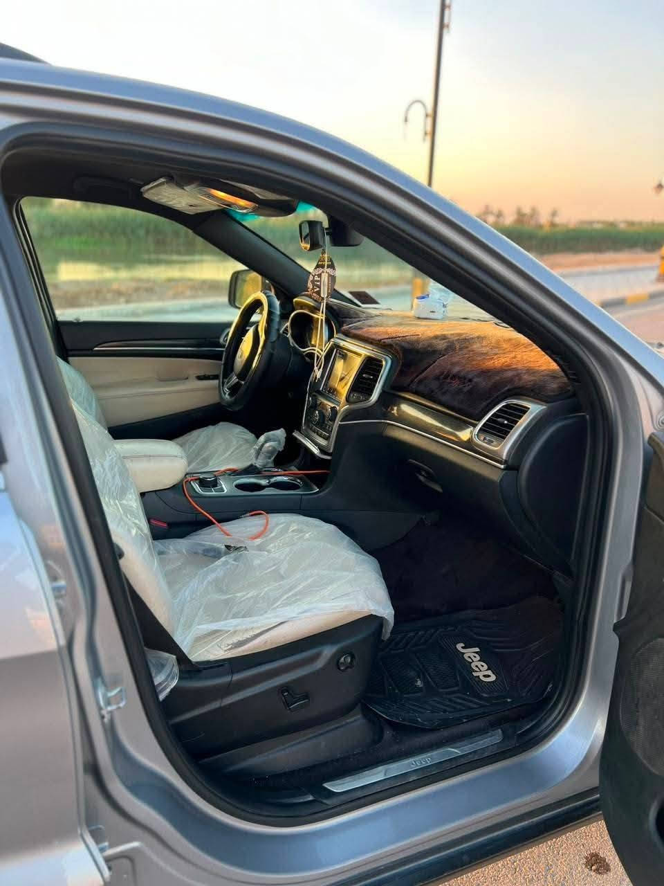 السلام عليكم
للبيع
Jeep Grand Cherokee Limited 2018
جيب جراند شيروكي ليميتد 2018
ماشيه 120
سياره كفاله كير ومكينه حداديه وتخم تاير وتبريد كله كارتون
رقم ذي قار انگليزي تحويل مباشر
✅ المواصفات :

🎨 اللون: سلفر
🌍 وارد أمريكي

⚙️ محرك 3.6 لتر
🔩 6 سلندر
🔧 جير أوتوماتيك
🛞 دفع AWD
💿 جنوط 18 إنش
💎 المواصفات:
رادار
توقف ذاتي عند التحذير
• شاشة لمس
• بلوتوث
• Android Auto
• كاميرا خلفية
• حساسات أمامية
• حساسات خلفية
• مقاعد جلد
• تحكم كهربائي بالمقاعد
• مثبت سرعة
• بصمة وتشغيل ذكي
• مكيف أوتوماتيك
• نظام تحكم بالمقود
✅ فئة ليمتد
✅ ما عدا الفتحة
الضرر
✅ جاملغ وبنيد بدون دواخل
مكاني ناصريه/قلعة سكر
سعر ٢٠٨ بيه مجال

‭***********‬
