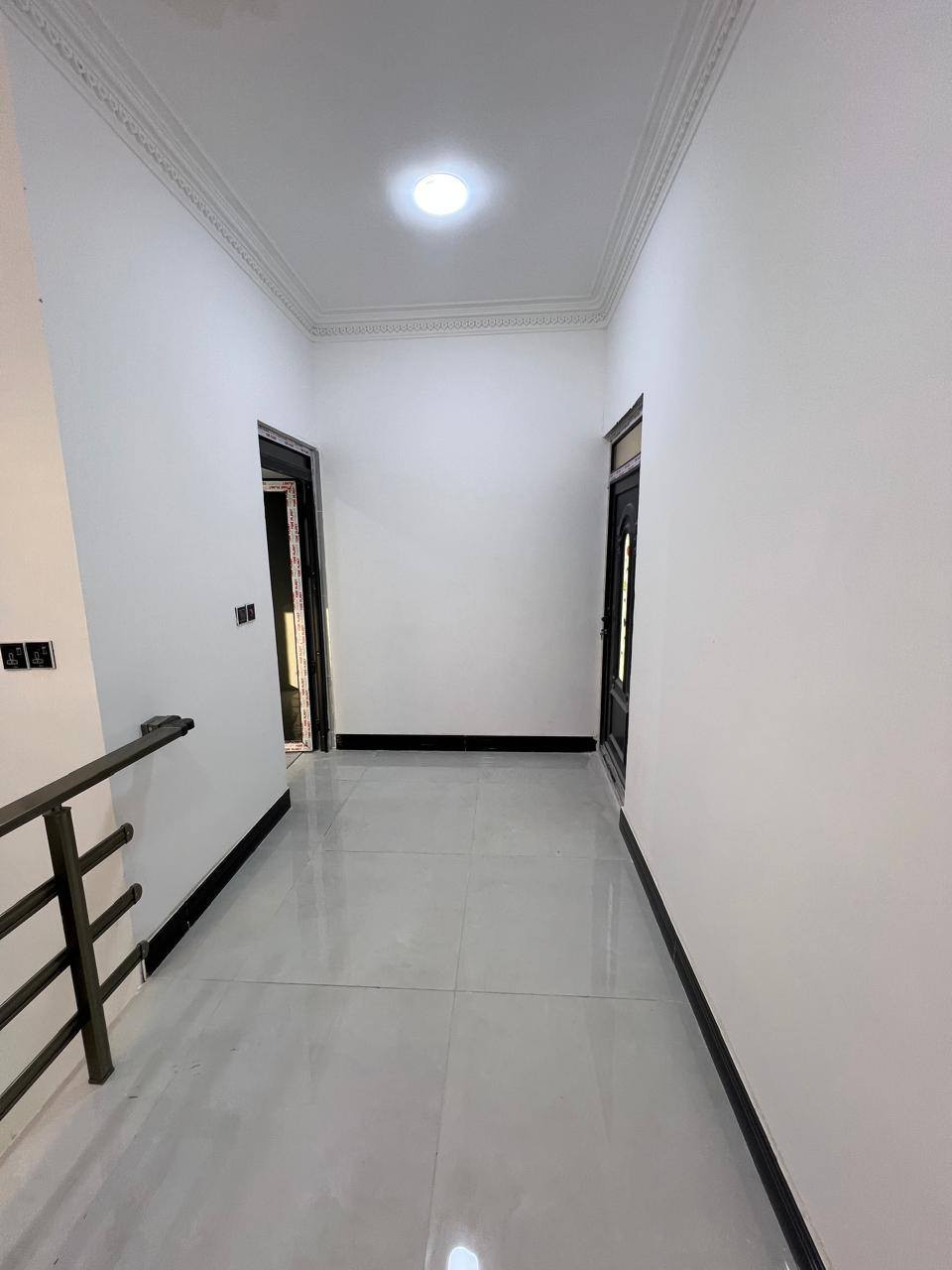 #اسعد #الله اوقاتكم بكل خير احبتي🫶🏻
      ***********☎️
#جبنالكم #فله #طابقين✅
 بمساحه 250 متر✅
نوع العقار طابو صرف عرصه✅
تحويل بأسم المشتري مباشر✅
#يحتوي #الطابق #الأرضي✅
على غرف منام عدد3 ماستر
+ديوان+كبير+مطبخ+صاله كبيره
+صحيات داخليه كبيره+منور عدد 2
+كراج🚘 +حديقه🌹🌲🍀🌺🌴🌹
+صحيات خارجيه
#الطابق #الثاني #يحتوي
على غرف منام عدد3 ماستر
+صاله كبيره +صحيات كبير
+صطح سيراميك +مسقفات كي سبان
عن الرطوبه وحرارة الصيف الدار
جدآ متعوب عليه مال جناي
لحك واشتري قبل لاينباع
العنوان البصرة ابي الخصيب
 غرب المحكمة الجديدة 
#السعر #المطلوب
 260مليون قابل للتفاوض
مع توفر كافة الخدمات
 #شارع 15مترتبليط بلباب انارة💡ماء كهرباء مجاري
فارق جاهزة للسكن 
      ***********
نستقبل كافة العروض العقاريه✍️
