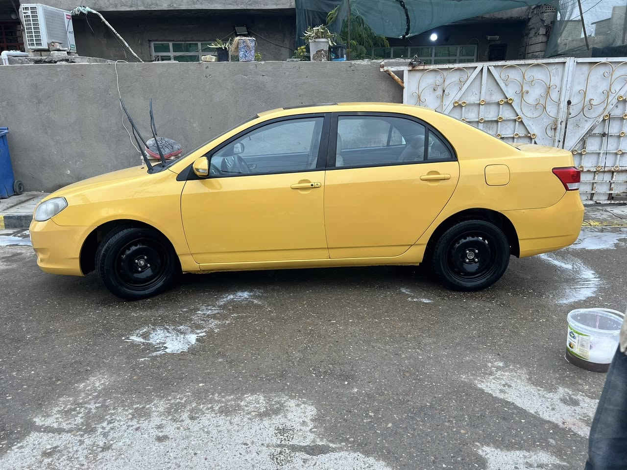 للبيع بي واي دي موديل 14 كفالة كير ومكينة بيها فقط باب امبدل مال شركة وتكم بيها صبغ خليجي كشنات جلد فتحة سقف كهربايئات كلها شغالة مصفرة هيئة وغرامات  سعر52 وبيها مجال حك الجية سيارة امانت الله كشرها يخبل كشخة بيها تنقيص بور وماعرف شنو السبب فقط هاذ الرقم ***********
