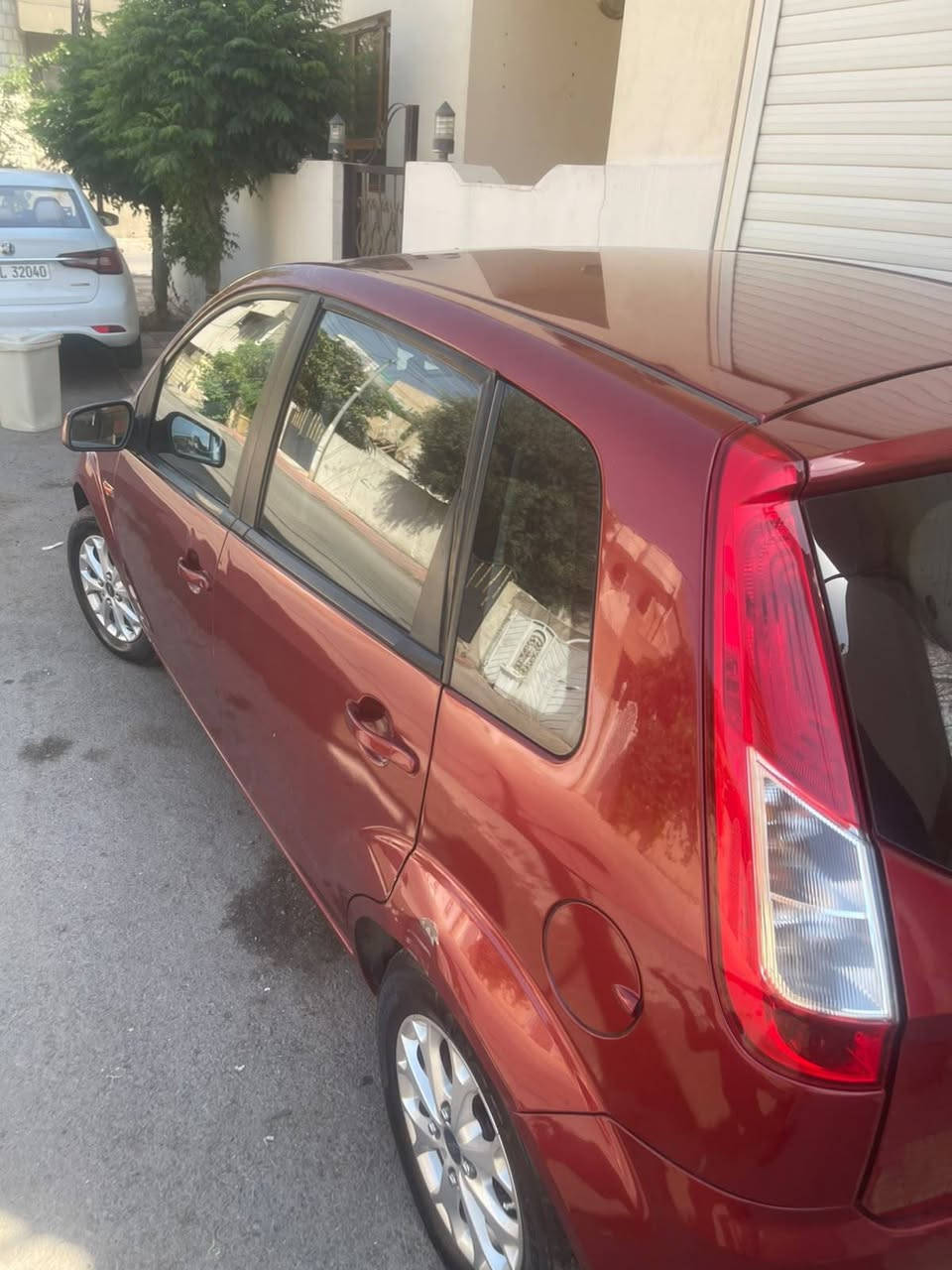 فۆرد فیگۆ ٢٠١٤ 
سەیارەیەکی تابڵێی جوان و بێ سەر ئێشە بەنزین هەرناخوات مواسەفاتەکانی دیار و ئاشکرایە 
سۆنەرەکەی داندراوە ٥ ٦ پارچەی بۆیاخە بێ دەعم و لێدران و ناوگرتن ....
گێڕ و مەکینە و کارەباییات بە شەرت 
تەقە و ڕەقە بە شەرت و بێ عەیبە
قفلی ٦٠ گەڵایە و کەمتر نابێت لە گەڵ ڕێزما 
***********
*********** السليمانية, العراق
