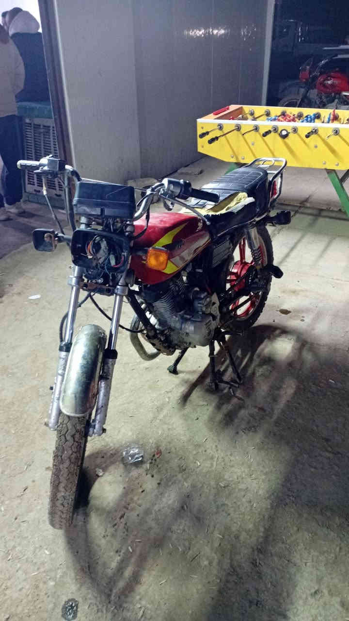 السلام عليكم دراجه سيفان للبيع كهربائيات كلها شغاله سلف هندر اوراق بيهه تخم تاير جديد سعر 350 وبيهه مجال مكان سبع قصور ***********
