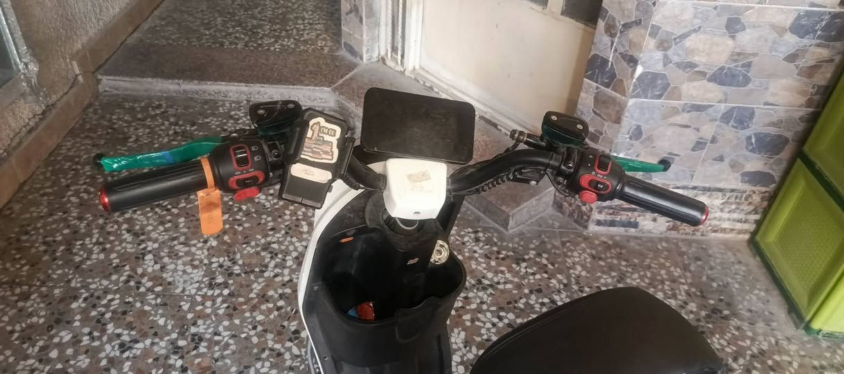 السلام عليكم 
دراجه شحن r9 من شركه فوجي

صار لها يمي سنه وشهر تقريباً 

بطاريات منتفخه 

بيها اضرار بل يده اليسرى مال سكليتر 

السله موجوده وتحتوي علئ بصمتين وسويج واحد وكارتين 

جميع الكهربائيات شغاله ما عدئ الاشاير والR يعلك 

الموقع بغداد البياع حي التراث

الرقم واتساب ***********

السعررر 150 الف بيها مجال بسيط

