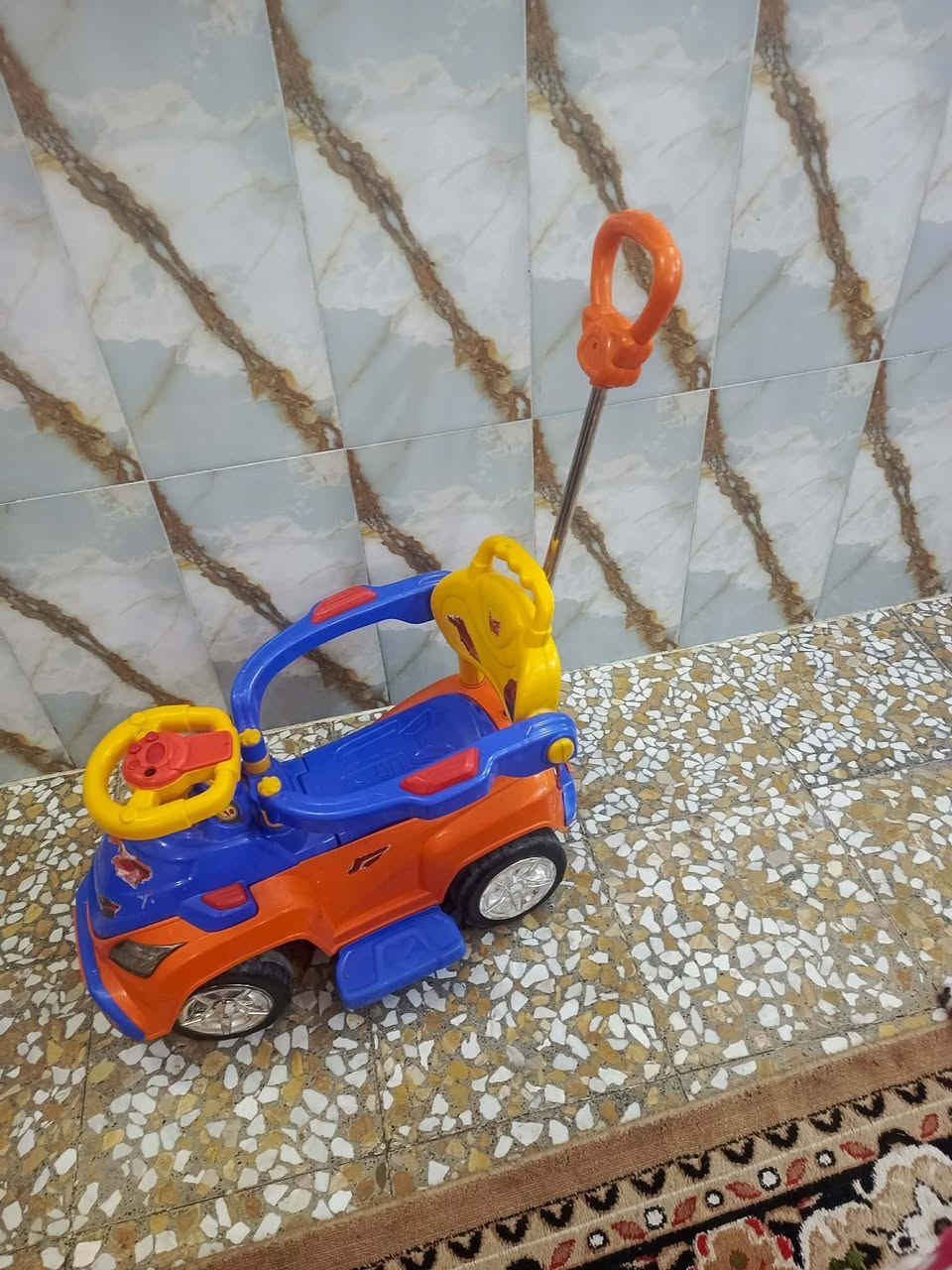 السلام عليكم
سياره اطفال جديده ونضيفه

السعر 15 يوجد توصيل 

***********
