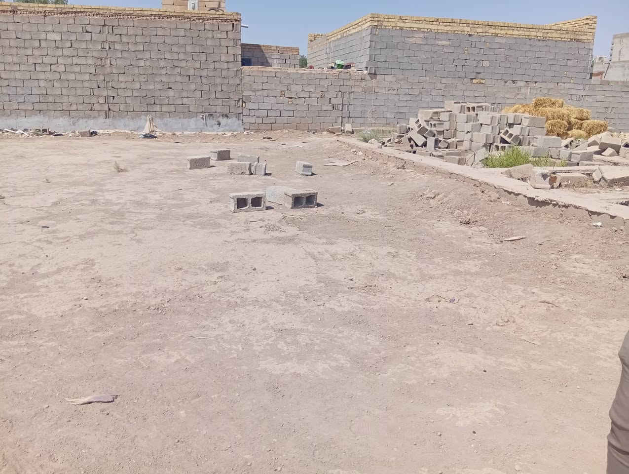 سلام  عليكم  قطعة للبيع مكان بني زيد السليمان وره مركز شرطه مساحه ٣٠٠متر متوفر ماي كهرباء مجاري مدرس متوصطه وبتدائيه رقمي ‏‪***********‬‏
