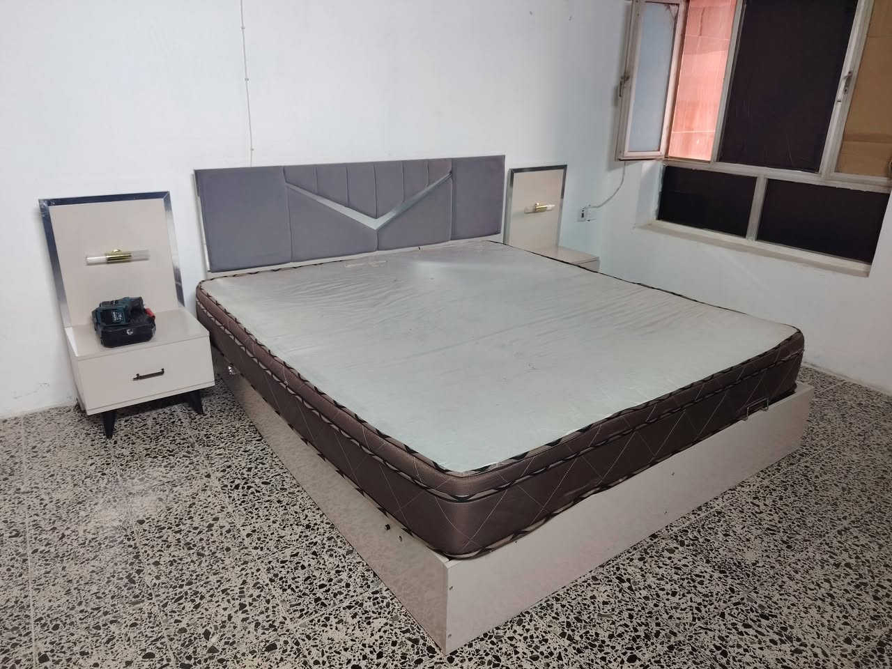 غرفه نفرين ٥قطع لبيع العنوان سرجنار شارع ابو سناء مجاور فندق برج الحياة رقم موبايل *********** وتساب
