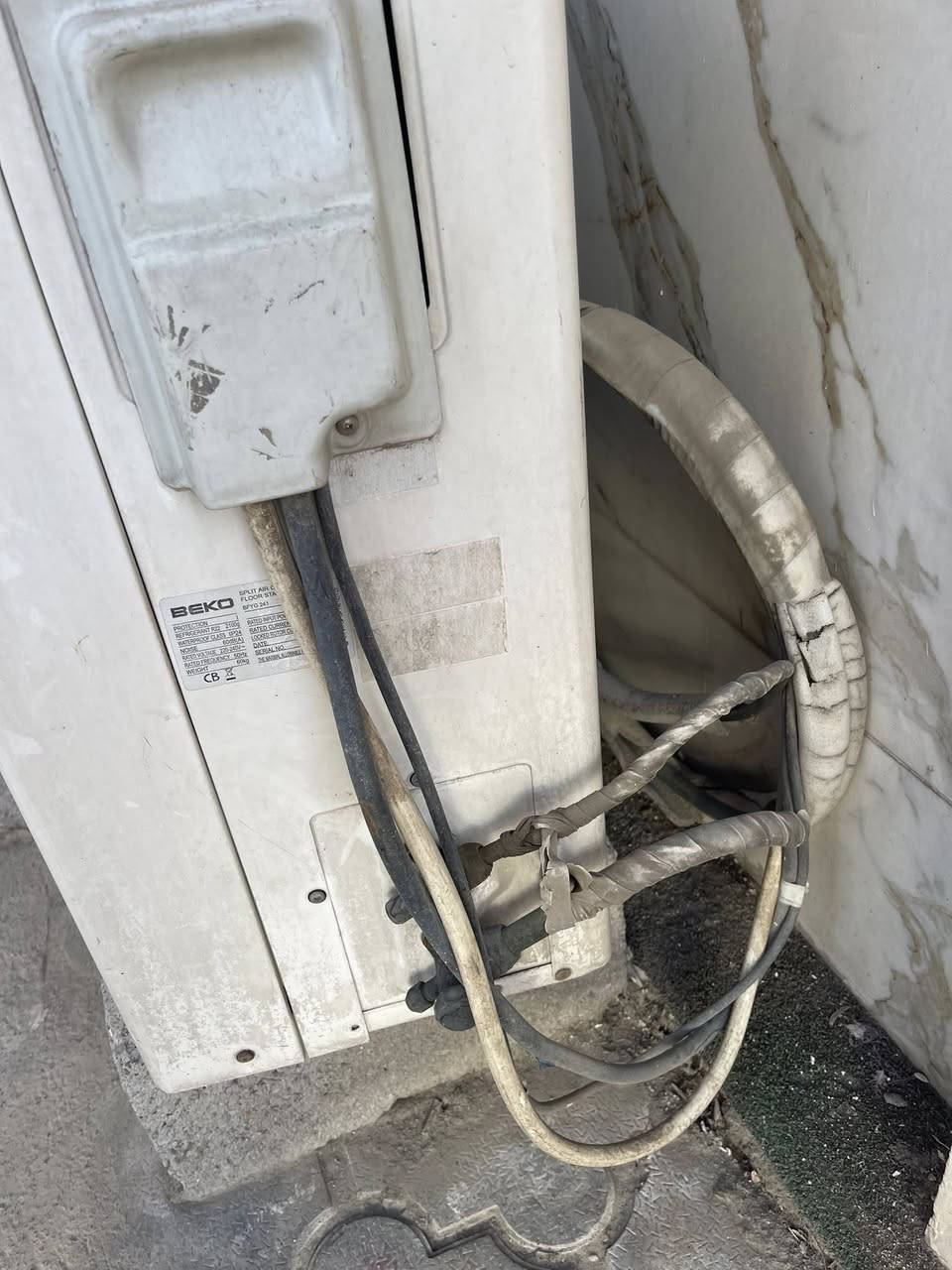 يوجد سبلت عامودي طنين من شركه BEKO
سبلت شغال 100/100 تدفئه وتبريد 
وشرط يجي يفحص ويشوفه وبسعر مناسب جداً
العنوان/ اربيل دوسايد عينكاوه
الرقم/ ***********
