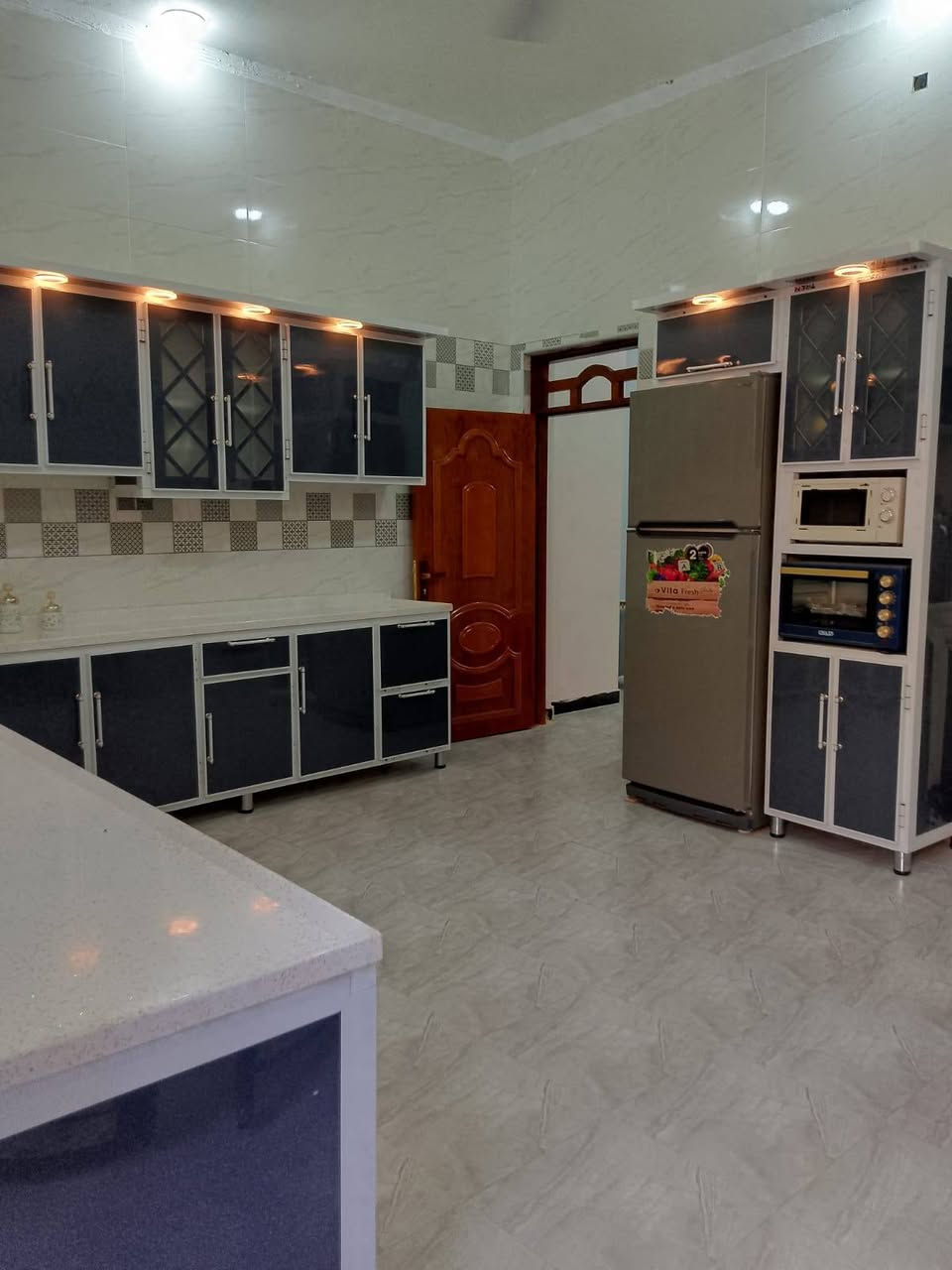 سلام عليكم عندي بيت البيع مساحه 200 قاطين وعليه إسكان شري ينتصل على رقم ***********
