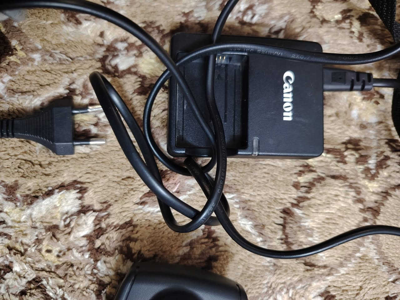 سلام عليكم اخوان عندي هذني البيع قيم واخذ الكامره شغله كلشي مابيها بس درون ماعرف اطيرهن *********** وتساب
